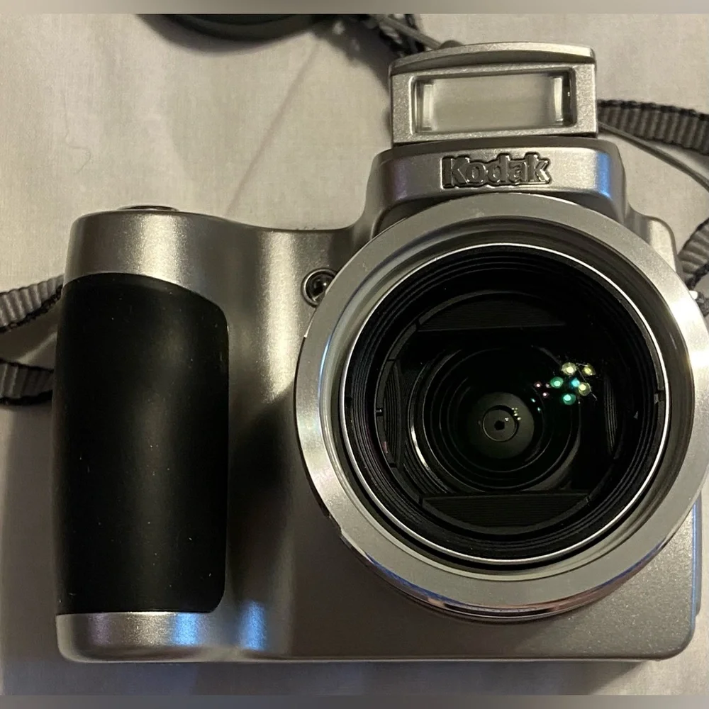 Kodak EasyShare Z710 7.1MP Digital Camera Silver W/ SD Card. Tested - Works